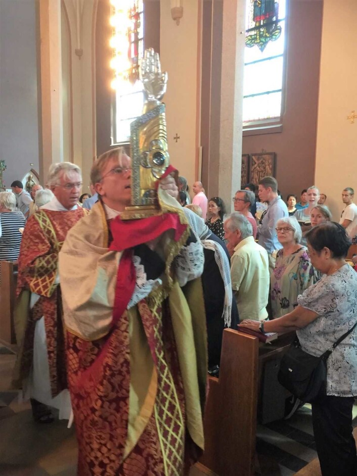 Her er den, Heilagarmen. Viktigheten av slike relikvier og av helgener er noe av det som for meg fremstår som den største forskjellen mellom den katolske og den protestantiske tro. Foto: Kjersti Opstad Her er den, Heilagarmen. Viktigheten av slike relikvier og av helgener er noe av det som for meg fremstår som den største forskjellen mellom den katolske og den protestantiske tro. Foto: Kjersti Opstad