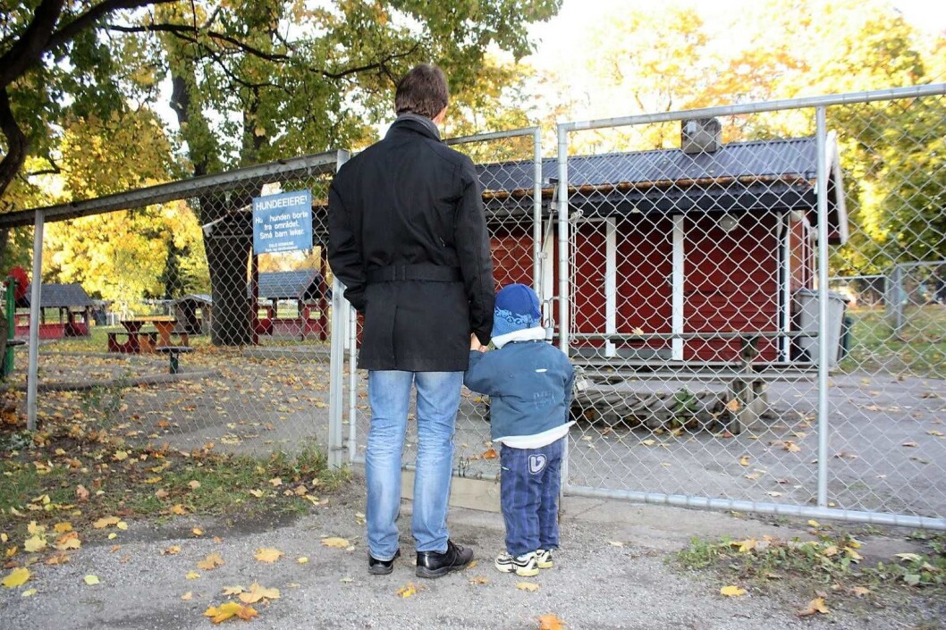 Å forlate barnet i barnehagen og selv gå til jobben eller studiene kan være en tøff overgang. Foto: Arbeiderpartiet Å forlate barnet i barnehagen og selv gå til jobben eller studiene kan være en tøff overgang. Foto: Arbeiderpartiet