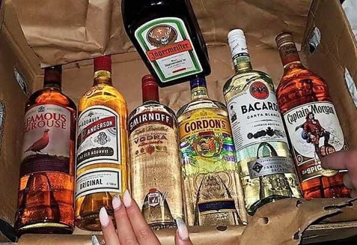 På en rekke Facebook-grupper for Oslo, er det lett å skaffe seg alkohol. Den som spør, får svar. Foto: Skjermdump fra gruppe På en rekke Facebook-grupper for Oslo, er det lett å skaffe seg alkohol. Den som spør, får svar. Foto: Skjermdump fra gruppe