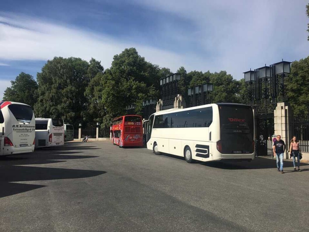 Bussene står tett i tett mens motoren går på tomgang utenfor Frognerparken mandag formiddag denne uka. Foto: Beathe Schieldrop Bussene står tett i tett mens motoren går på tomgang utenfor Frognerparken mandag formiddag denne uka. Foto: Beathe Schieldrop