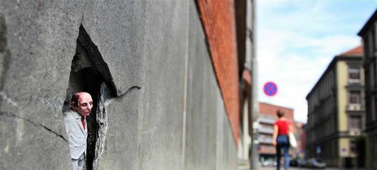 Sett noen små figurer rundt om i byen? Kunstneren Isaac Cordal pirrer Oslos fotgjengere med miniatyrmenn