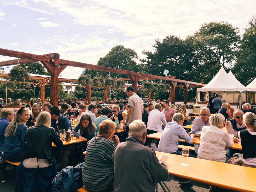Flere hundre folk oppsøkt den nye uteserveringen på St- Hanshaugen de første timene etter åpning. Foto: Aleksander Erichsen Flere hundre folk oppsøkt den nye uteserveringen på St- Hanshaugen de første timene etter åpning. Foto: Aleksander Erichsen