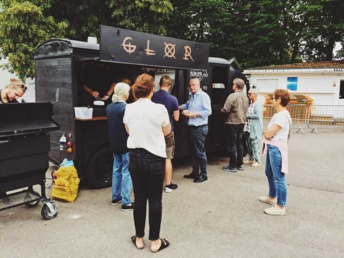 Glør serverer koreansk burger fra foodtrucken. Foto: Aleksander Erichsen Glør serverer koreansk burger fra foodtrucken. Foto: Aleksander Erichsen