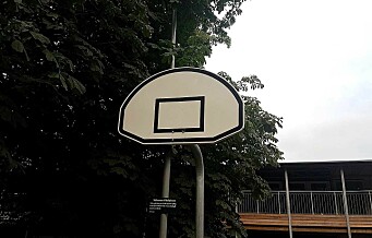Sterke reaksjoner på at Undervisningsbygg har fjernet basketkurvene ved sentrumsskoler i sommer