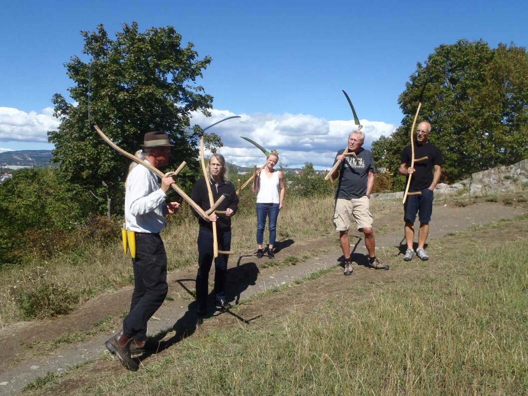 Slåttekspert Mats Rosengren (t.v) forklarer om bruk av ljå for fra venstre Per Helge Tusvik, Helen Engelstad Kvalem. Roy Nystad og Carl Erik Semb. Foto: Anders Høilund Slåttekspert Mats Rosengren (t.v) forklarer om bruk av ljå for fra venstre Per Helge Tusvik, Helen Engelstad Kvalem. Roy Nystad og Carl Erik Semb. Foto: Anders Høilund