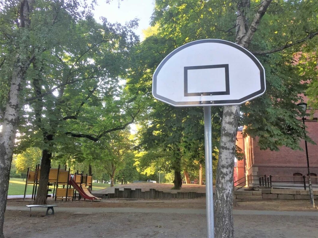 Dette basketstativet uten kurv på Vålerenga skole er det ikke mulig å spille basket på. Foto: Vegard Velle Dette basketstativet uten kurv på Vålerenga skole er det ikke mulig å spille basket på. Foto: Vegard Velle
