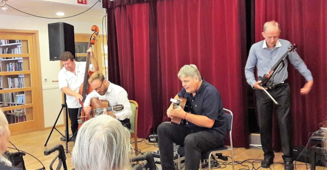 Hot Club de Norvege består av Svein Aarbostad på bass, Stian Vågan Nilsen på gitar og sang, Jon Larsen på gitar og sang og Finn Hauge på elektrisk fiolin og munnspill. Foto: Anders Høilund Hot Club de Norvege består av Svein Aarbostad på bass, Stian Vågan Nilsen på gitar og sang, Jon Larsen på gitar og sang og Finn Hauge på elektrisk fiolin og munnspill. Foto: Anders Høilund