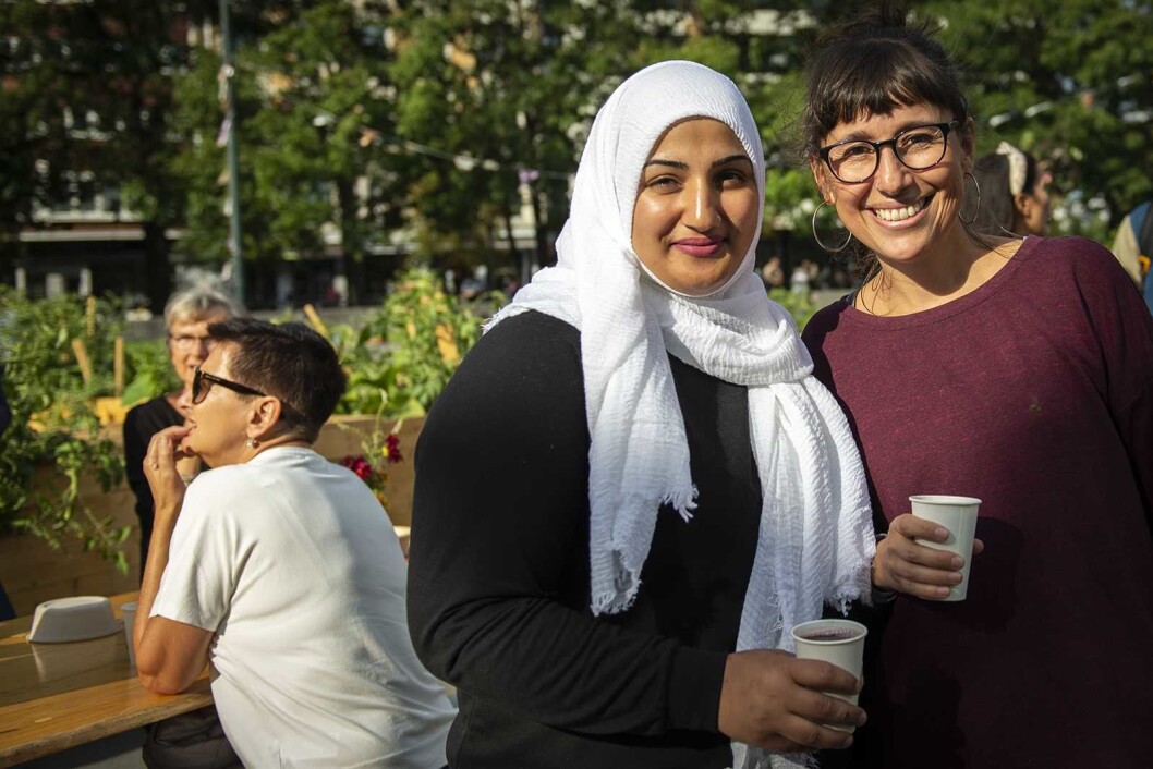 Saba Hussain fra områdeløftet, bydel Grünerløkka og Romy Ortiz fra bymiljøetaten skåler i hjemmelaget ripssaft i Vaterlandsparken. Foto: Morten Lauveng Jørgensen Saba Hussain fra områdeløftet, bydel Grünerløkka og Romy Ortiz fra bymiljøetaten skåler i hjemmelaget ripssaft i Vaterlandsparken. Foto: Morten Lauveng Jørgensen