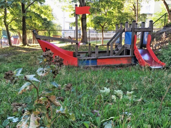 Men parkflekken gror igjen står de dårlig vedlikeholdte lekeapparatene tomme. Foto: Runar Blekken Men parkflekken gror igjen står de dårlig vedlikeholdte lekeapparatene tomme. Foto: Runar Blekken