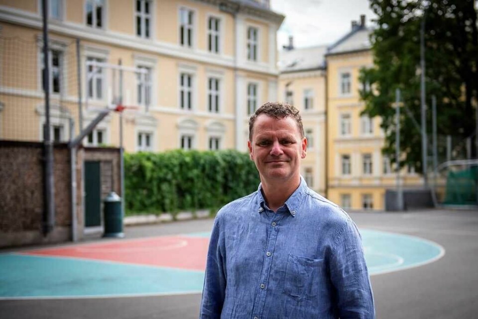 Her forsvarer Frogner-politiker Jens Jørgen Lie basketbanen på Trafo-taket på Ruseløkka. Men jobber også for mindre støy. Foto: Morten Lauveng Jørgensen