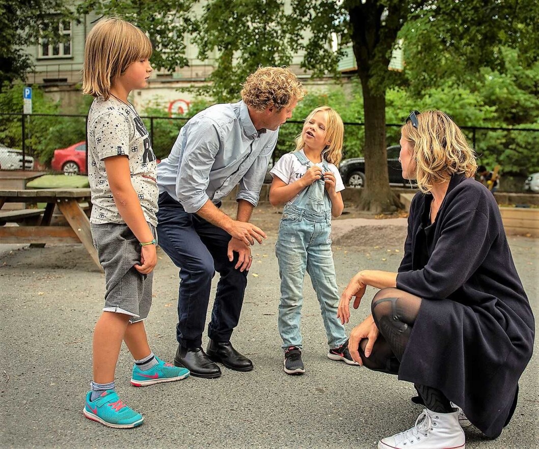 Rektor Ronny Sollien Engebråten og byråd for oppvekst og kunnskap Inga Marte Thorkildsen snakker med representanter for de aller viktigste på Bolteløkka skole. Bernhard på sju og Sofia på seks år. Foto: Morten Lauveng Jørgensen Rektor Ronny Sollien Engebråten og byråd for oppvekst og kunnskap Inga Marte Thorkildsen snakker med representanter for de aller viktigste på Bolteløkka skole. Bernhard på sju og Sofia på seks år. Foto: Morten Lauveng Jørgensen