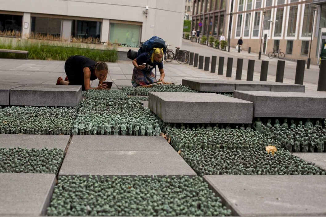 De små bronsefigurene ved Teatergate er helt magiske å se på, men de blir stadig færre. Foto: Morten Lauveng Jørgensen De små bronsefigurene ved Teatergate er helt magiske å se på, men de blir stadig færre. Foto: Morten Lauveng Jørgensen