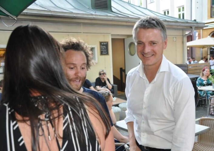 En smilende næringsbyråd, Kjetil Lund (Ap), møtte utelivsbransjen da reglene hadde blitt endret og innskrenkningene skrinlagt. Foto: Arnsten Linstad En smilende næringsbyråd, Kjetil Lund (Ap), møtte utelivsbransjen da reglene hadde blitt endret og innskrenkningene skrinlagt. Foto: Arnsten Linstad