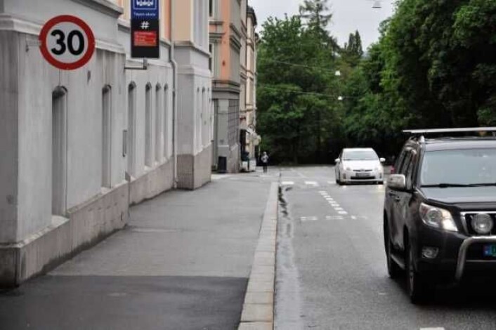 I Hagegata rett utenfor Tøyen skole er det mange bilister som gir blaffen i fartsgrensen. Foto: Arnsten Linstad I Hagegata rett utenfor Tøyen skole er det mange bilister som gir blaffen i fartsgrensen. Foto: Arnsten Linstad