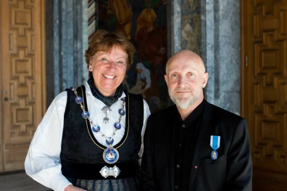 Prisvinneren med Oslos ordførerMarianne Borgen (SV) da han fikk St. Halvard i mai i år. Foto: Sturlason/Oslo kommune