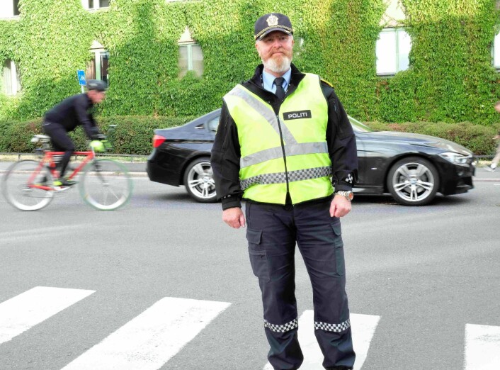 Politioverbetjent Finn Erik Grønli er svært bekymret over utviklingen når det gjelder antallet sjåfører som tas for bruk av mobiltelefon i oslotrafikken. Foto: Christian Boger Politioverbetjent Finn Erik Grønli er svært bekymret over utviklingen når det gjelder antallet sjåfører som tas for bruk av mobiltelefon i oslotrafikken. Foto: Christian Boger