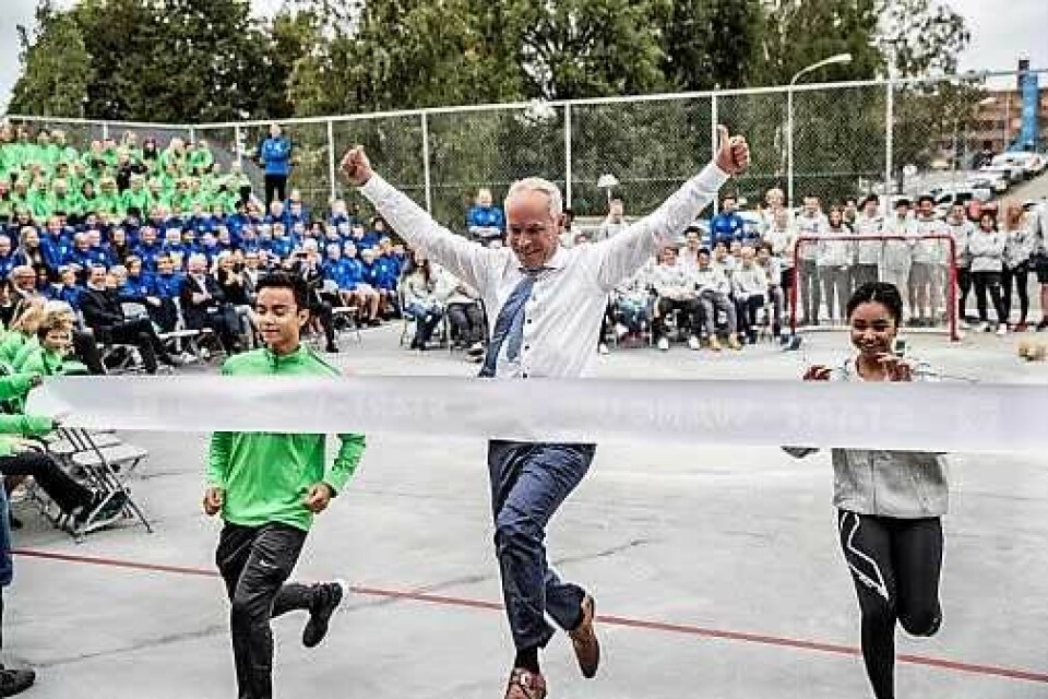 Jan Tore Sanner åpner Wang ung Oslo ved å vinne mot elever ved skolen. Foto: Thomas Haugersveen