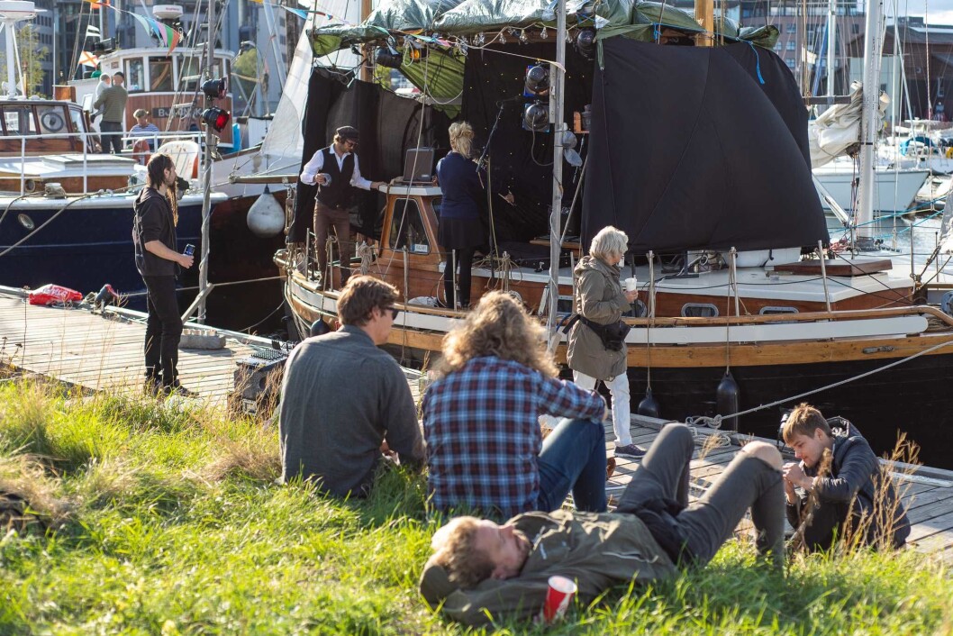 Eivind Westhagen rigger om seilskuta til festivalscene. Når mørket siger på, kommer også lyssettingen til sin rett. Foto: Anna Carlsson Eivind Westhagen rigger om seilskuta til festivalscene. Når mørket siger på, kommer også lyssettingen til sin rett. Foto: Anna Carlsson