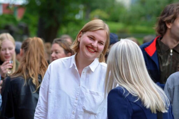 Ellinor Aurora Aasgaard er den ene halvdelen av kunstnerduoen Aurora Sander som er bak åpningsutstillingen "Hjelp vi flytter!" Foto: Olga Andresen Ellinor Aurora Aasgaard er den ene halvdelen av kunstnerduoen Aurora Sander som er bak åpningsutstillingen "Hjelp vi flytter!" Foto: Olga Andresen