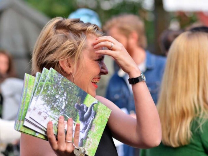 En for dagen hektisk opptatt kurator Silja Leifsdottir i Billedhoggerforeningen med bøkene som ble gitt ut for å hedre håndverkerne. Foto: Olga Andresen En for dagen hektisk opptatt kurator Silja Leifsdottir i Billedhoggerforeningen med bøkene som ble gitt ut for å hedre håndverkerne. Foto: Olga Andresen