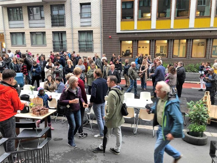 Nå kan biler og sykler og fotgjengere igjen dele Huitfeldts gate. Gjenåpningen ble markert med gatefest. Foto: Anders Høilund Nå kan biler og sykler og fotgjengere igjen dele Huitfeldts gate. Gjenåpningen ble markert med gatefest. Foto: Anders Høilund