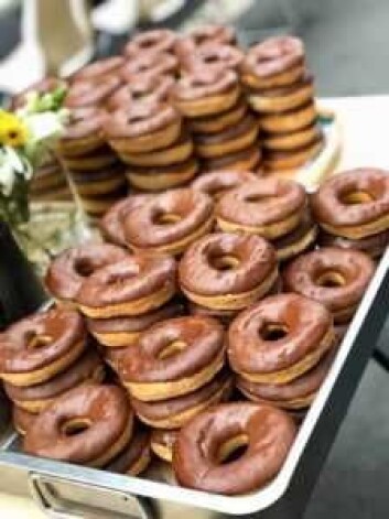 Der det er fest må det også være donuts. Der det er fest må det også være donuts.