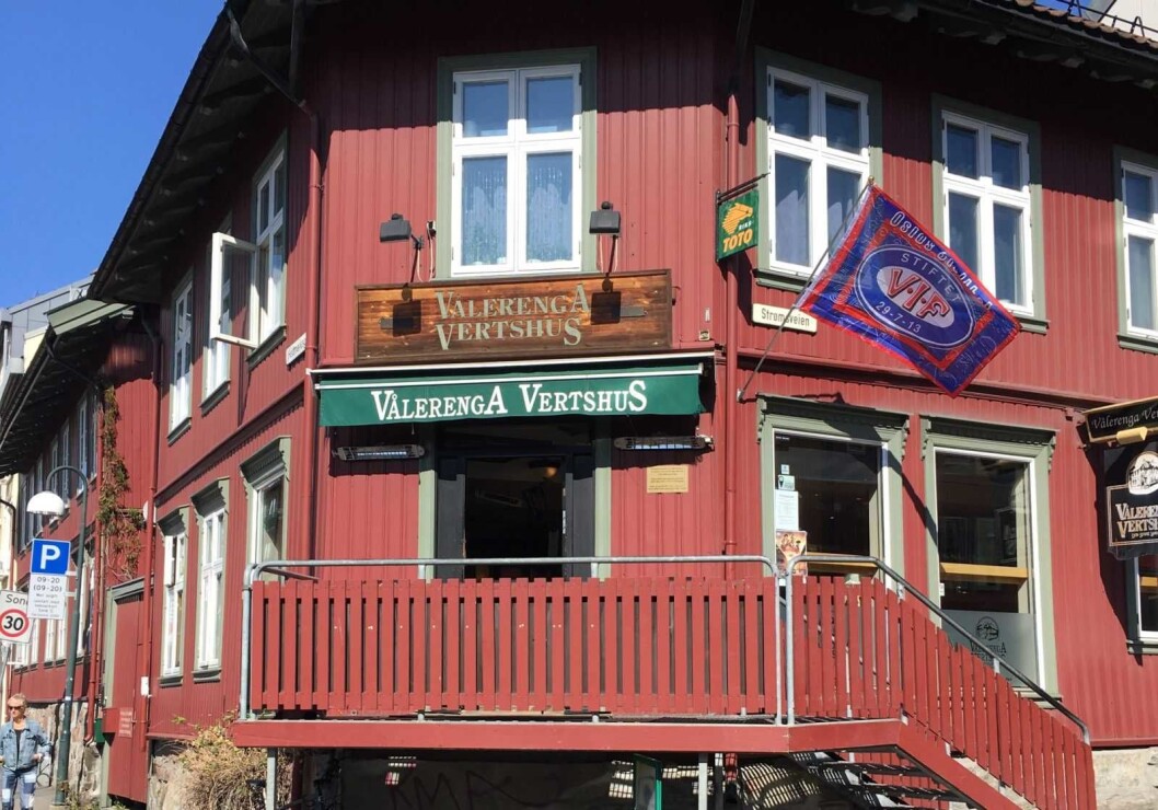 Noen stjal VIF-flagget fra Vålerenga vertshus i natt. Foto: Ine Elise Høiby Noen stjal VIF-flagget fra Vålerenga vertshus i natt. Foto: Ine Elise Høiby