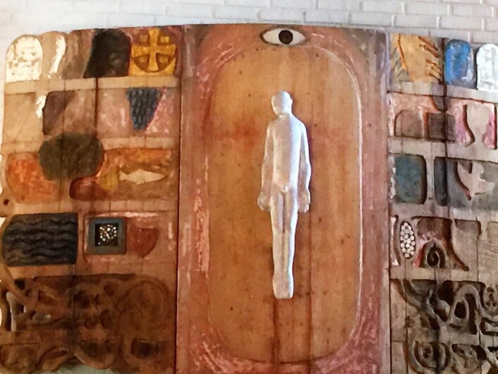— Tretavlen er myk, ikke hard og utilgjengelig slik glasskunsten i mange av de nyere kirkene kan fremstå, og det er noe i den som trekker meg til seg. Foto: Kjersti Opstad — Tretavlen er myk, ikke hard og utilgjengelig slik glasskunsten i mange av de nyere kirkene kan fremstå, og det er noe i den som trekker meg til seg. Foto: Kjersti Opstad