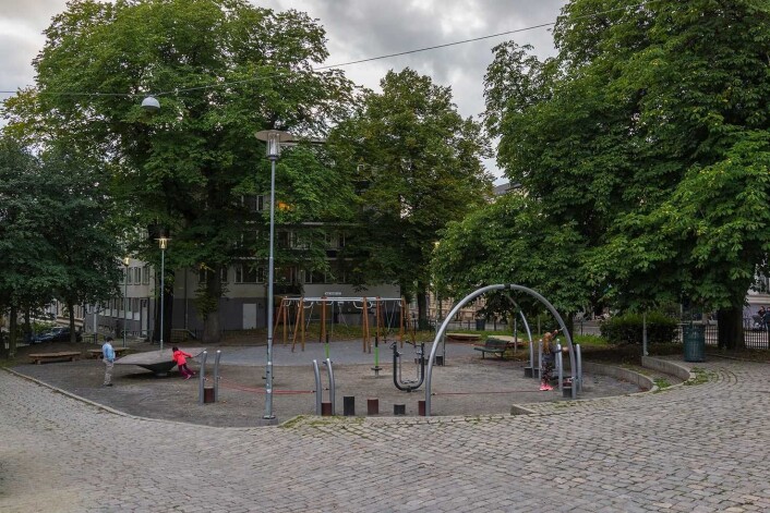 Mosse Jørgensens plass er blitt en hyggelig nabolagspark med lekeapparater. Dopsalg og kriminalitet er borte. Foto: Stian Schjelderup Mosse Jørgensens plass er blitt en hyggelig nabolagspark med lekeapparater. Dopsalg og kriminalitet er borte. Foto: Stian Schjelderup