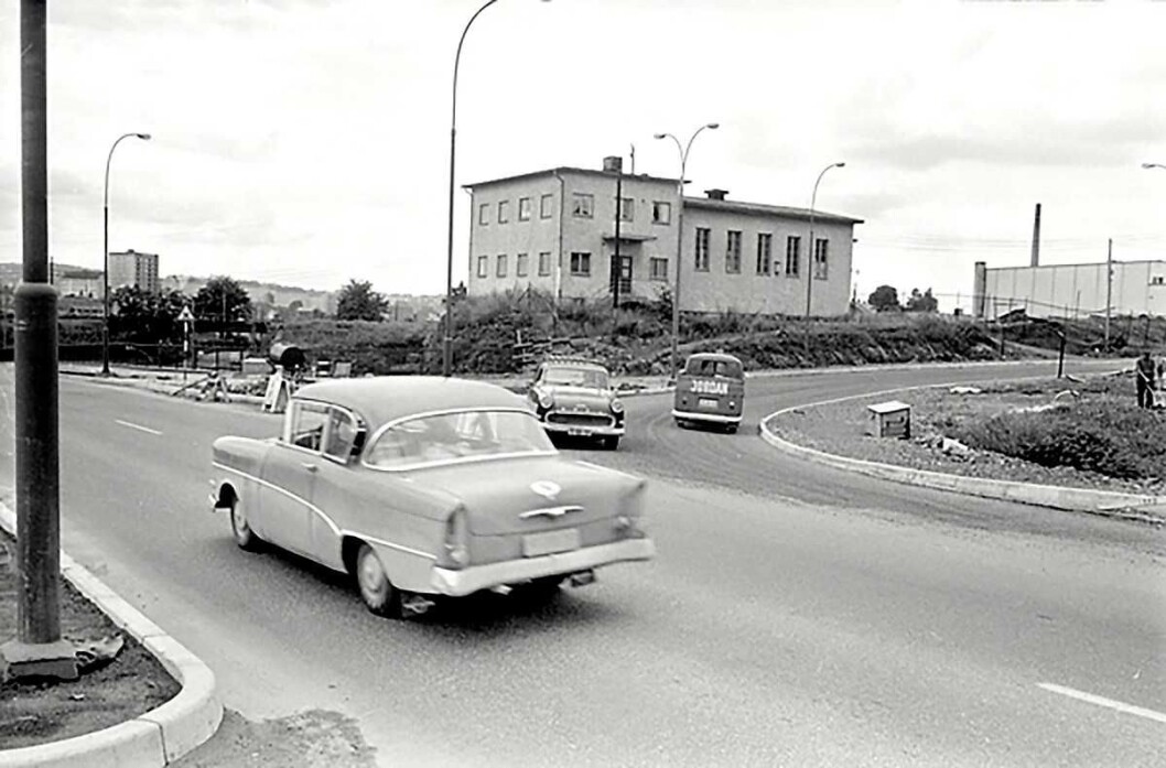 Krysset ved Lørenveien og Ringveien. Juli 1965. Foto: Ukjent – Arbeiderbevegelsens arkiv og bibliotek Arkiv/Samling Krysset ved Lørenveien og Ringveien. Juli 1965. Foto: Ukjent – Arbeiderbevegelsens arkiv og bibliotek Arkiv/Samling