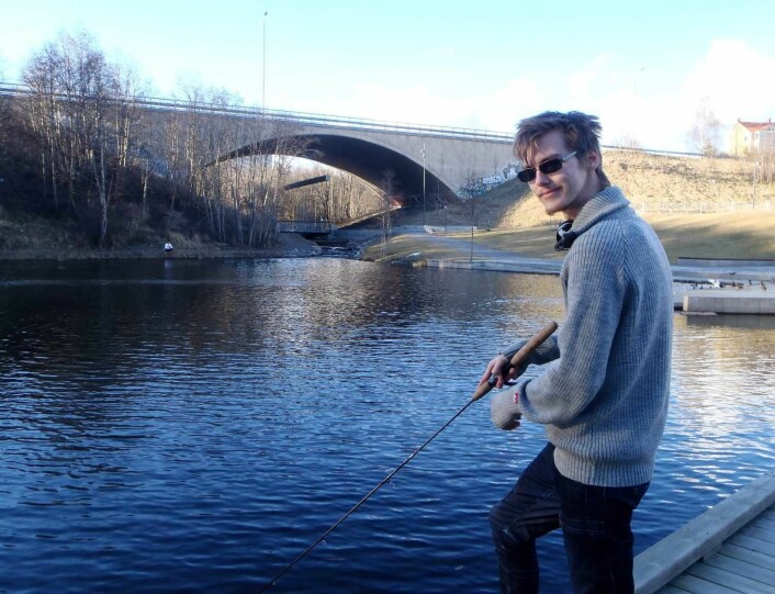 Så sant det er isfritt kan du finne Arin Borgen med fiskestang i hånda ved Groruddammen. Det var har han fikk den sjeldne tigerørreten. Foto: Anders Høilund