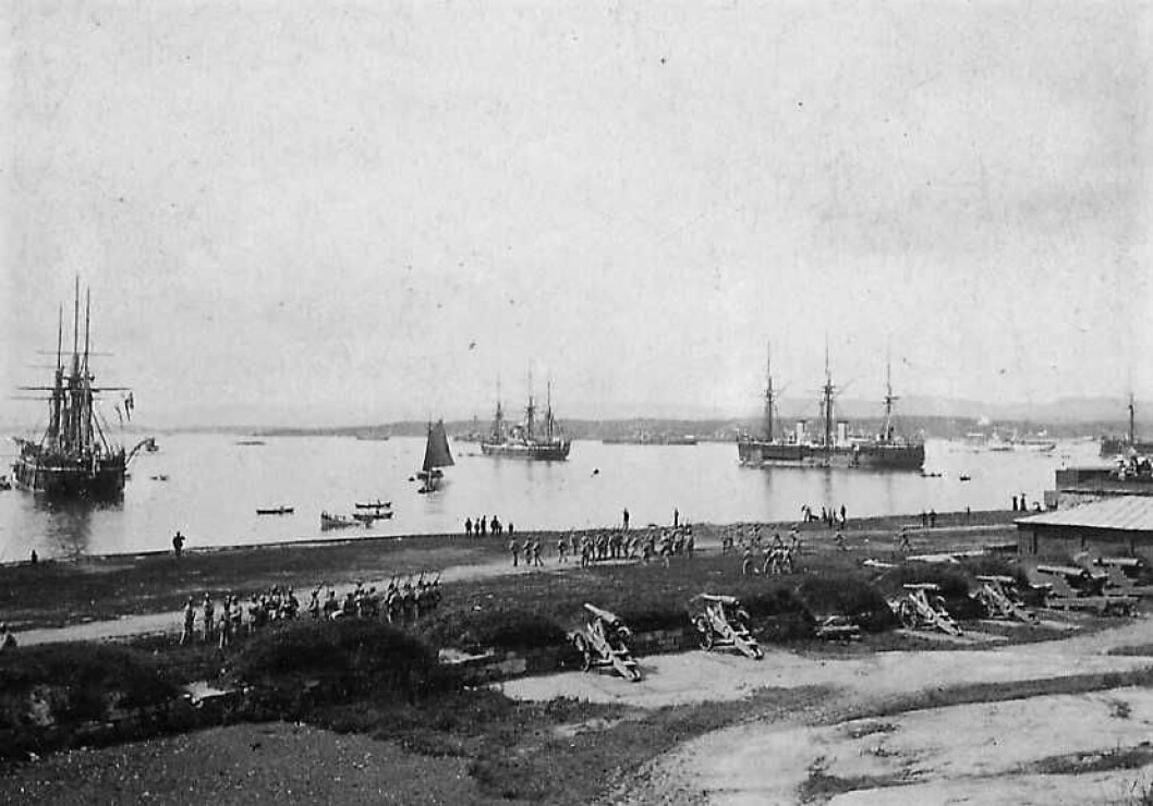 Oslo havn sett fra Akershus festning ca 1870-1880, med ekseserbatteriet på Vippetangen. Båtfolk og skøyteløpere var rett i skuddlinjen til batteriene. Foto: Per Adolf Thorén / Oslo Museum / BY-SA Oslo havn sett fra Akershus festning ca 1870-1880, med ekseserbatteriet på Vippetangen. Båtfolk og skøyteløpere var rett i skuddlinjen til batteriene. Foto: Per Adolf Thorén / Oslo Museum / BY-SA