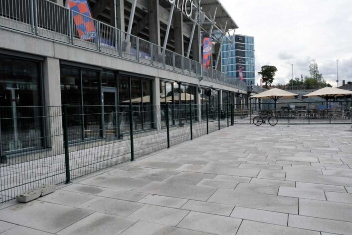 Det er her på torget utenfor stadion plan og bygg mener barnehagen må montere lekestativer. Foto: Christian Boger Det er her på torget utenfor stadion plan og bygg mener barnehagen må montere lekestativer. Foto: Christian Boger