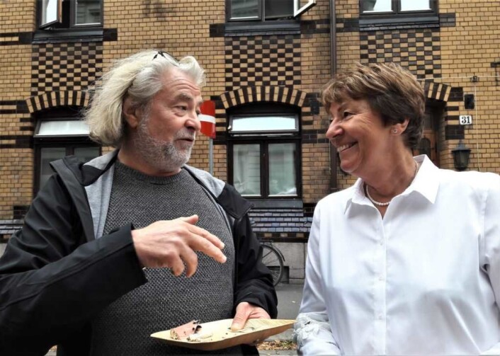 Frode Antonsen og Marianne Borgen har begge fått bruk for sjakkens tankegang i jobben. Legg merke til sjakkmønsteret på veggen i huset. Foto: Anders Høilund Frode Antonsen og Marianne Borgen har begge fått bruk for sjakkens tankegang i jobben. Legg merke til sjakkmønsteret på veggen i huset. Foto: Anders Høilund
