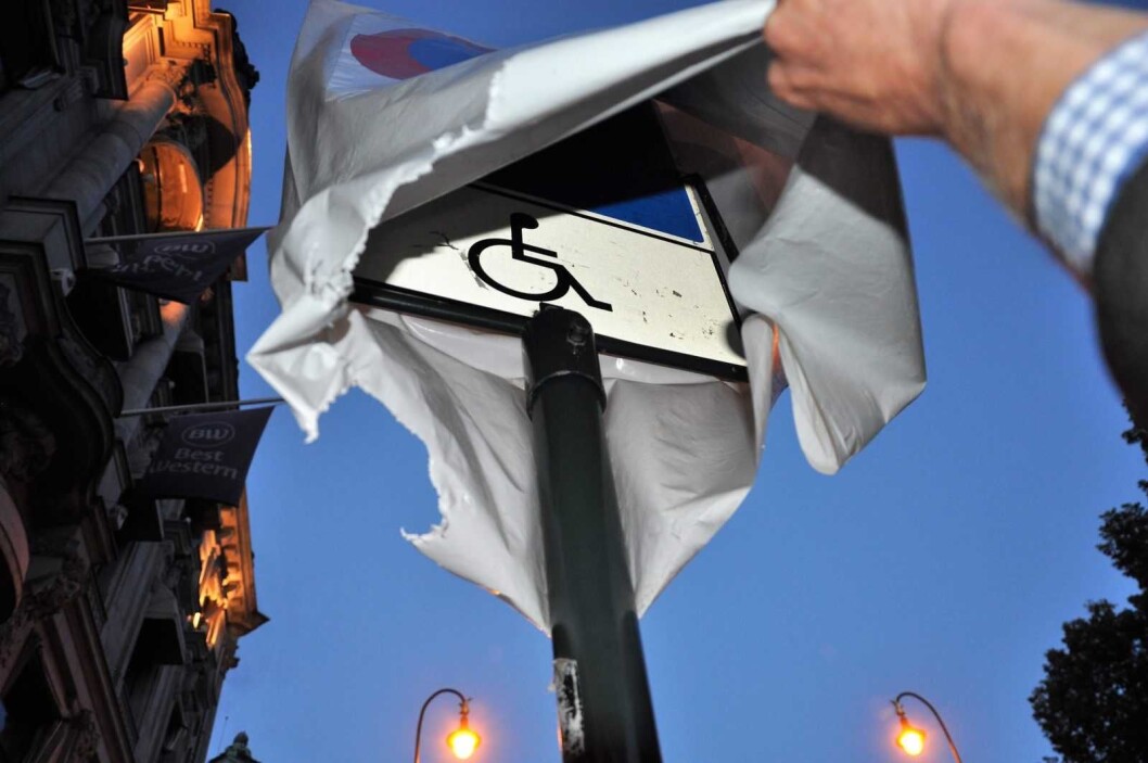 Skiltet på Karl Johans gate der bymiljøetaten har tredd en plastpose med forbudssymbol over handikapp-symbolet. Foto: Arnsten Linstad Skiltet på Karl Johans gate der bymiljøetaten har tredd en plastpose med forbudssymbol over handikapp-symbolet. Foto: Arnsten Linstad