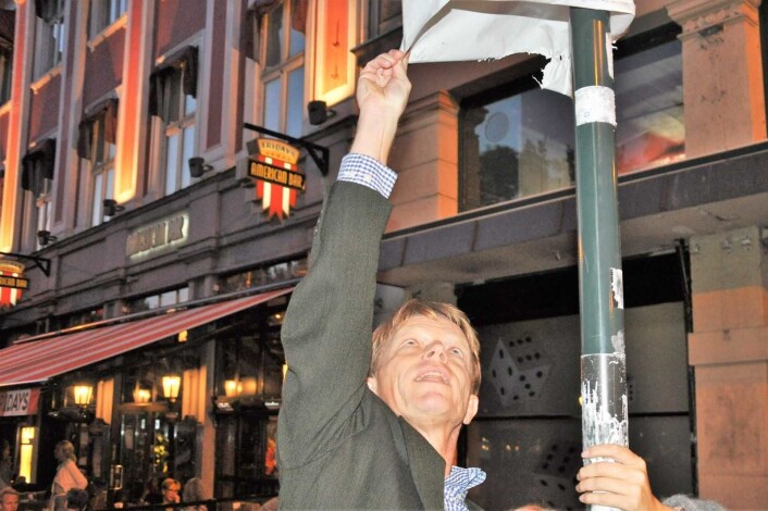 Høyres bystyremedlem Ola Kvisgaard sjekker selv at det er tredd en pose med parkering forbudt-symbolet over skiltet som markerte handikapp-parkering på Karl Johans gate før sommeren. Foto: Arnsten Linstad Høyres bystyremedlem Ola Kvisgaard sjekker selv at det er tredd en pose med parkering forbudt-symbolet over skiltet som markerte handikapp-parkering på Karl Johans gate før sommeren. Foto: Arnsten Linstad