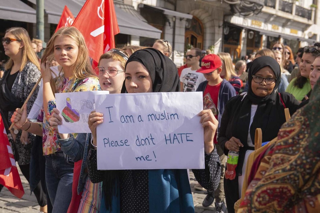 Jeg er en muslim. Vær så snill, ikke hat meg, sot det på plakaten en av demonstrantene mot rasisme bar. Foto: Morten Lauveng Jørgensen Jeg er en muslim. Vær så snill, ikke hat meg, sot det på plakaten en av demonstrantene mot rasisme bar. Foto: Morten Lauveng Jørgensen