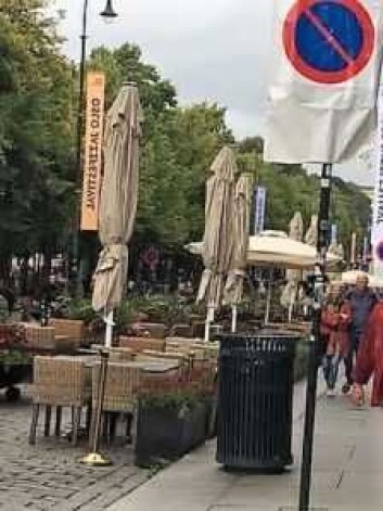 Her er bildebeviset på at handikapp-parkering ble gjort om til uteservering på Karl Johans gate i sommer. Byrådet hevder plassene ble fjernet av sikkerhetsgrunner. Foto: Handikapforbundet Her er bildebeviset på at handikapp-parkering ble gjort om til uteservering på Karl Johans gate i sommer. Byrådet hevder plassene ble fjernet av sikkerhetsgrunner. Foto: Handikapforbundet