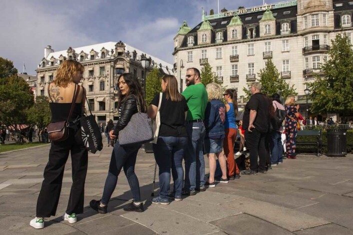 En rekke av demonstrantene stilte seg opp og snudde ryggen til Sian. Foto: Morten Lauveng Jørgensen En rekke av demonstrantene stilte seg opp og snudde ryggen til Sian. Foto: Morten Lauveng Jørgensen