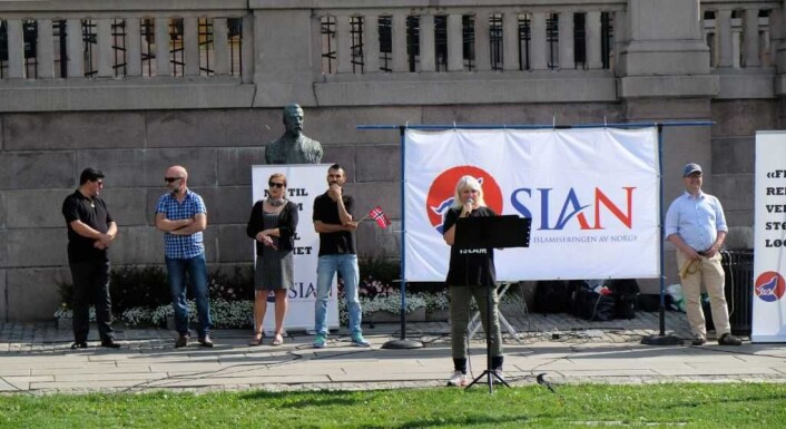 Rundt 10 personer deltok på markeringen til Sian foran Stortinget. Foto: Christian Boger Rundt 10 personer deltok på markeringen til Sian foran Stortinget. Foto: Christian Boger