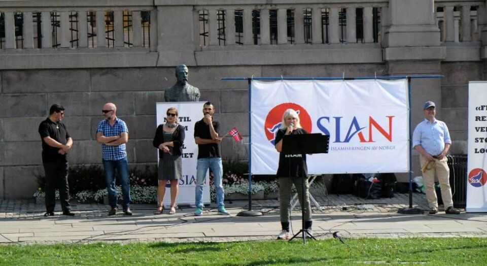 Rundt 10 personer deltok på markeringen til Sian foran Stortinget. Foto: Christian Boger