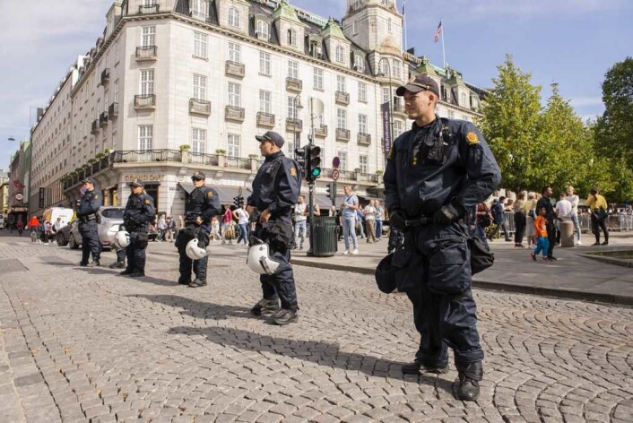 Et stort oppbud av politi var møtt opp foran Stortinget for å beskytte Stopp islamiseringen av Norge. Foto: Morten Lauveng Jørgensen Et stort oppbud av politi var møtt opp foran Stortinget for å beskytte Stopp islamiseringen av Norge. Foto: Morten Lauveng Jørgensen