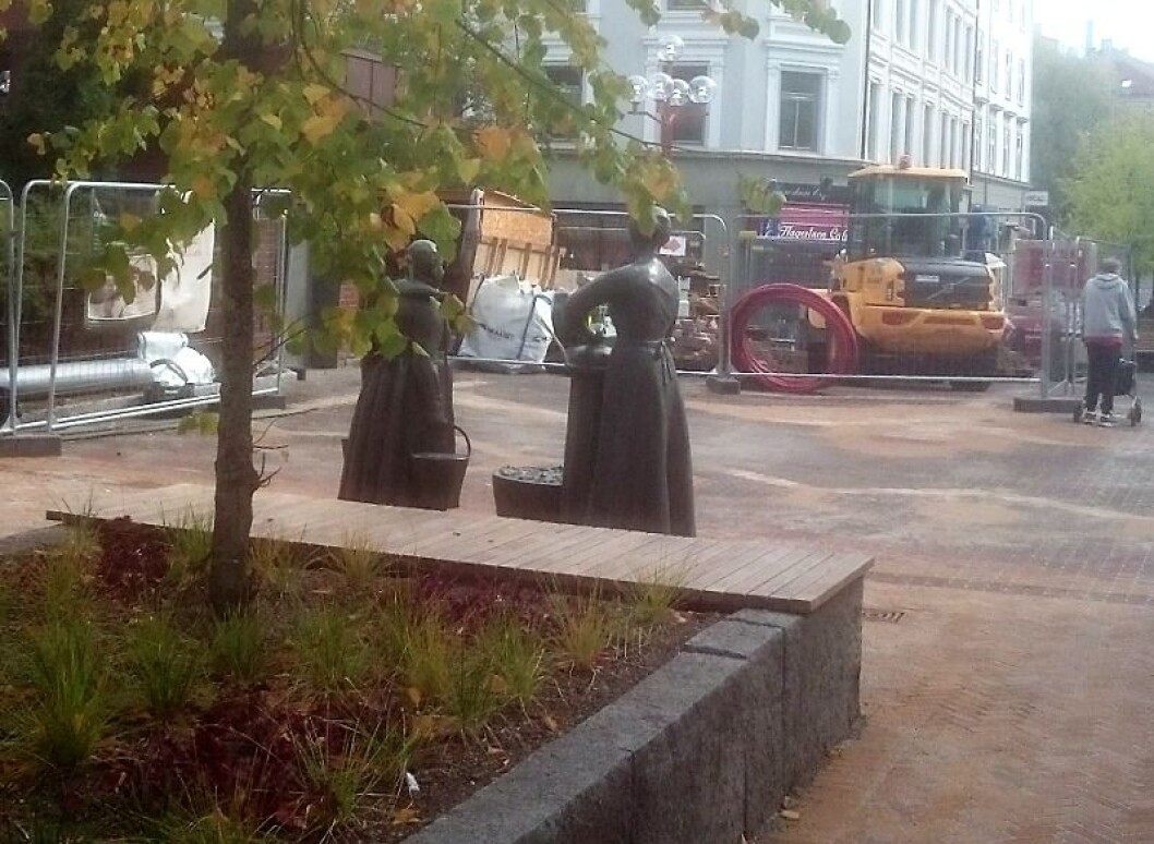 Her står nå Konene ved vannposten, med ryggen til Tøyen torg. Foto: Geir Hem Her står nå Konene ved vannposten, med ryggen til Tøyen torg. Foto: Geir Hem