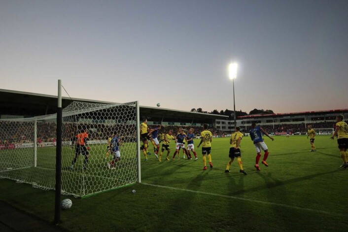 LSK klarerer mot VIF. Foto: André Kjernsli LSK klarerer mot VIF. Foto: André Kjernsli