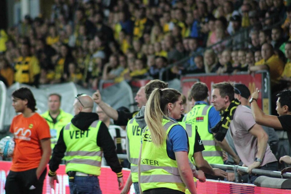 LSK supportere er sinna på dommeren. Foto: André Kjernsli