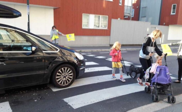 Selv med aksjonistene som skolepatrulje, oppstår det farlige situasjoner når folk skal over Strømsveien. Foto: Anders Høilund Selv med aksjonistene som skolepatrulje, oppstår det farlige situasjoner når folk skal over Strømsveien. Foto: Anders Høilund