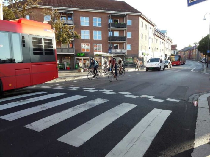 Når bussen stopper ved fotgjengerfeltet, suser det ofte syklister forbi på utsiden og lager farlige situasjoner. Syklistene på bildet oppfører seg eksemplarisk og har ventet bak bussen. Foto: Anders Høilund Når bussen stopper ved fotgjengerfeltet, suser det ofte syklister forbi på utsiden og lager farlige situasjoner. Syklistene på bildet oppfører seg eksemplarisk og har ventet bak bussen. Foto: Anders Høilund