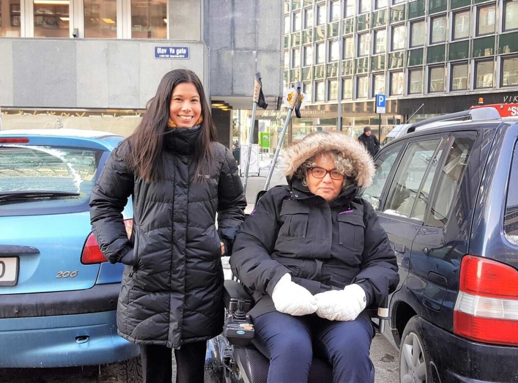 – Handikapforbundet og alle byens bevegelseshemma forventer at HC-parkering blir prioritert. På bildet er byråd Lan Marie Berg og Magnhild Sørbotten, fra Handikapforbundet. – Handikapforbundet og alle byens bevegelseshemma forventer at HC-parkering blir prioritert. På bildet er byråd Lan Marie Berg og Magnhild Sørbotten, fra Handikapforbundet.