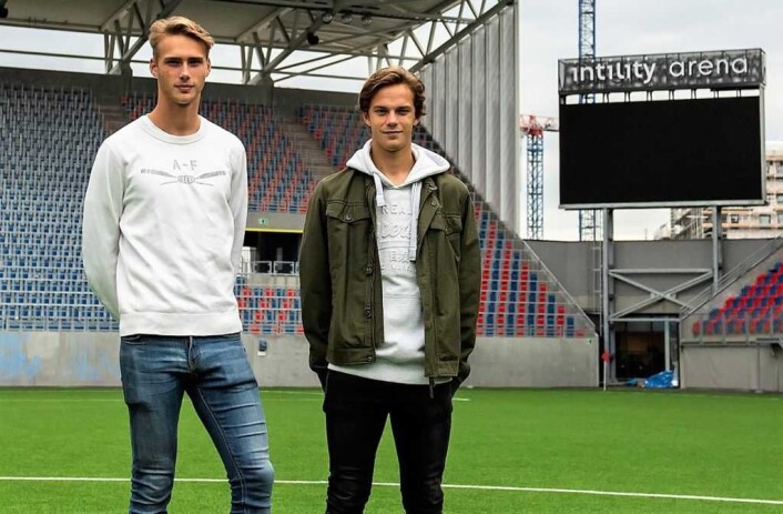Magnus og Felix synes det er helt fantastisk å spille foran et fullsatt Vålerenga stadion. Foto: Morten Lauveng Jørgensen Magnus og Felix synes det er helt fantastisk å spille foran et fullsatt Vålerenga stadion. Foto: Morten Lauveng Jørgensen