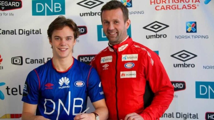 De to unggutta opplever sterk støtte fra VIF-sjef Ronny Deila. Her er Felix Horn Myhre avbildet sammen med sjefen etter å ha signert for VIF. Foto: Vålerenga Fotball De to unggutta opplever sterk støtte fra VIF-sjef Ronny Deila. Her er Felix Horn Myhre avbildet sammen med sjefen etter å ha signert for VIF. Foto: Vålerenga Fotball